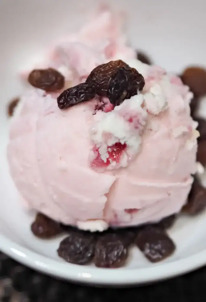 Helado de magdalena de arándanos